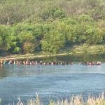 Masivo cruce de migrantes guiados por "coyotes" en el mortífero Río Bravo