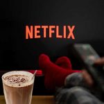 Persona viendo Netflix con un pinolillo