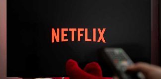 Persona viendo Netflix con un pinolillo