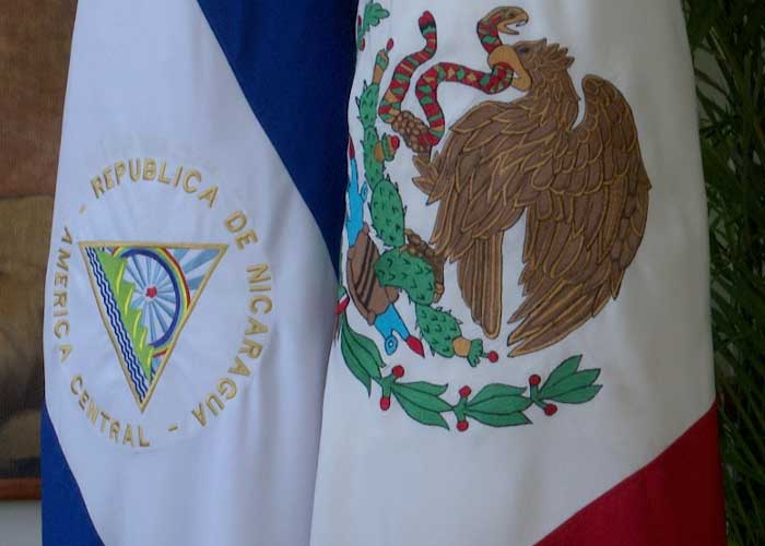 Bandera de Nicaragua junto a la de México