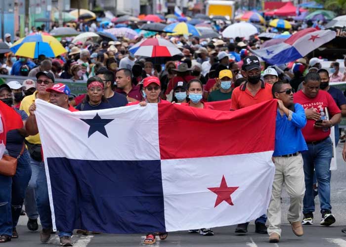 Gobierno de Panamá congela precios del combustible tras protestas