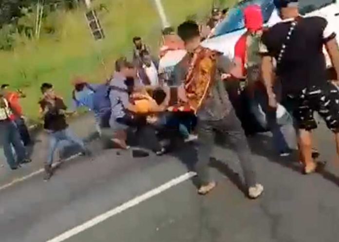 ¡Imágenes sensibles! Conductor atropella a varios manifestantes en Panamá