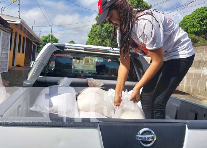 Entrega de paquetes alimenticios en Managua
