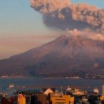 Volcán entra en erupción en una isla de Japón