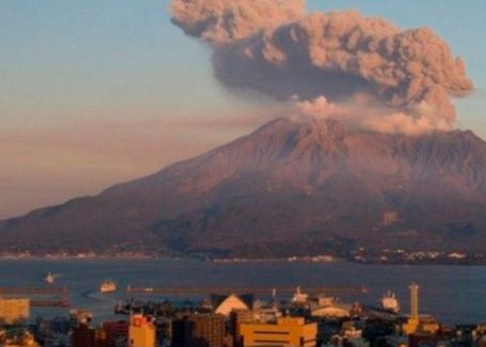 Volcán entra en erupción en una isla de Japón
