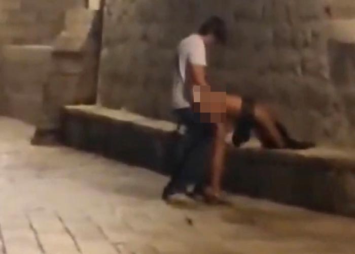 Pareja teniendo sexo son obligados a dejar de fornicar 