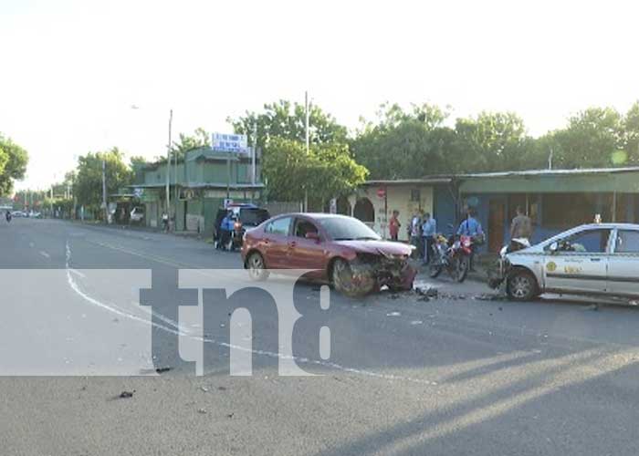 Choque de taxi con vehículo en Managua