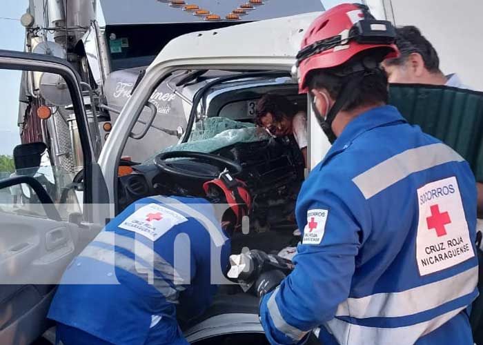 Accidente de tránsito deja a una joven prensada en Tipitapa