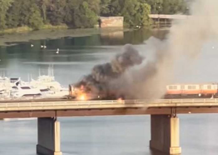 Tren en llamas desató pánico entre pasajeros en Massachusetts