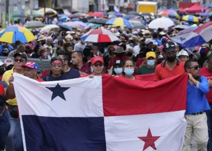 Gremios de docentes extienden paro en Panamá
