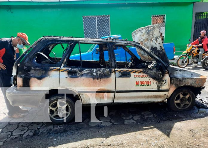 Managua: Totalmente inservible terminó un taxi luego de incendiarse