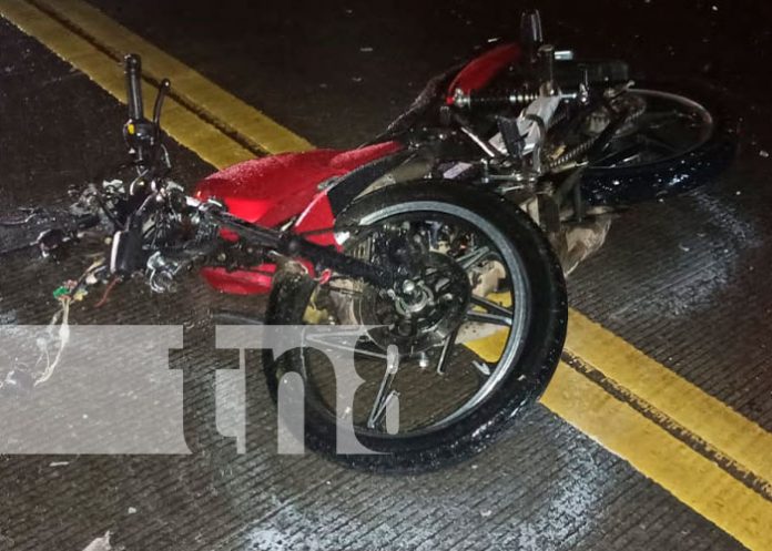  Motociclista fallece tras estrellarse contra un vehículo