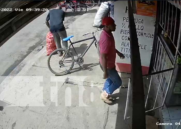 ¡Sin pena! Sujeto se roba saco de papas en San Benito, Tipitapa (video)