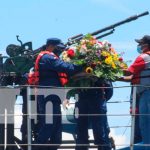Navales recuerdan a sus miembros caídos con ofrendas florales en el mar