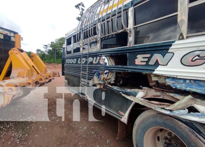 Fuerte impacto entre bus y maquinaria pesada deja dos lesionados en Siuna