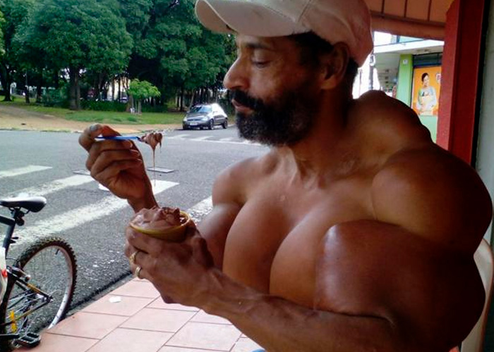 Fallece el "Hulk Brasileño" famoso por aumentar sus músculos con aceite
