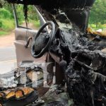 Vehículo agarra fuego en las cercanías al empalme de lovago, Chontales