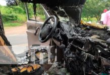 Vehículo agarra fuego en las cercanías al empalme de lovago, Chontales