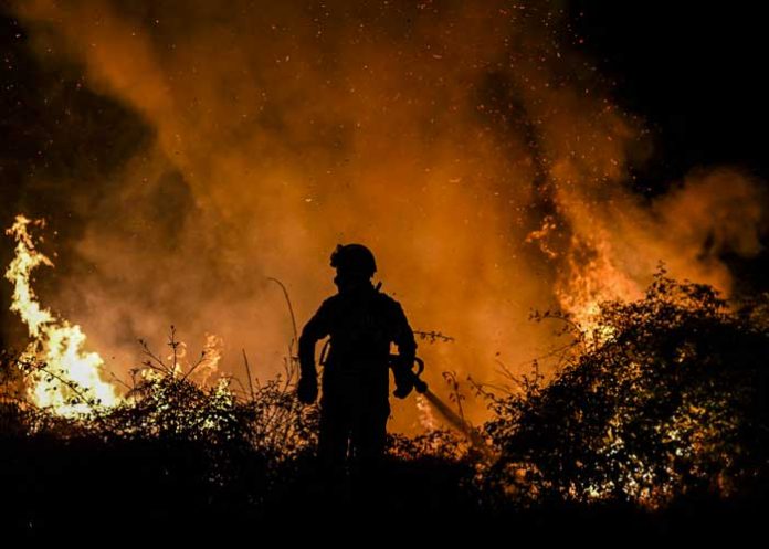 Fuertes incendios amenazan con Portugal tras fuerte ola de calor