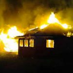 "Por no mirar a los cipotes": Mujer quema la casa de su mamá y sale impune en Argentina