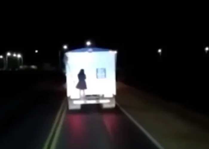 ¡VIDEO! Camioneros observan el aterrador fantasma de una niña