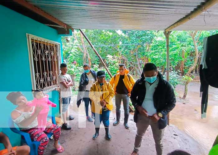 Autoridades municipales visitan a familias afectadas por las lluvias en Diriomo