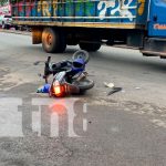 Motociclistas impactan contra una rastra y resultan lesionados en Juigalpa