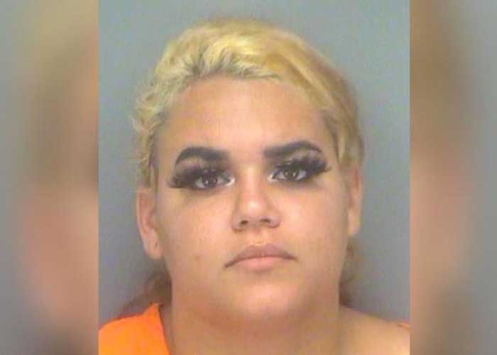 EEUU: Degenerada mujer arrestada por mostrar senos a niños en piscina