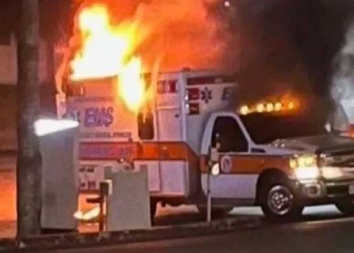 Ambulancia que trasladaba a paciente se incendió y dejó 1 muerto en Hawái