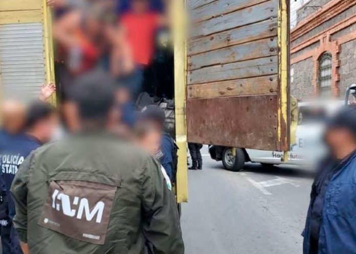 Detienen en México a 116 migrantes que viajaban en un camión.