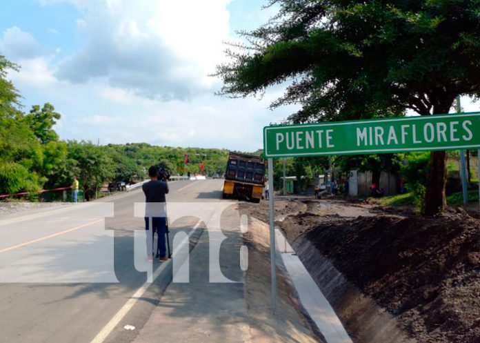 Familias de Mateare y autoridades inauguraron el Puente Miraflores