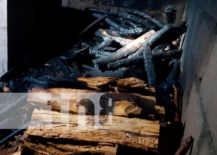 Bomberos controlan incendio en una vivienda de Granada