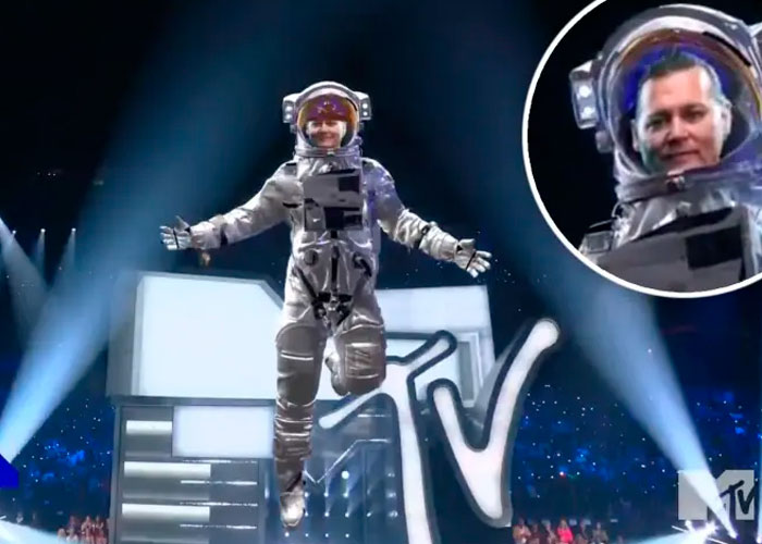 ¿Cómo astronauta? Johnny Depp deslumbra en los MTV VMAs