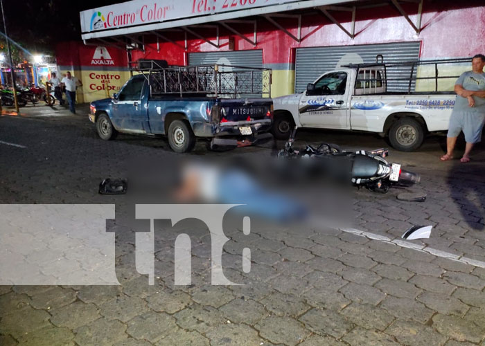 Hombre perece tras estrellarse contra una camioneta en Managua