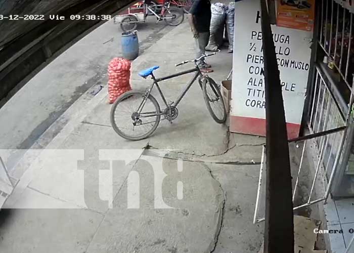 ¡Sin pena! Sujeto se roba saco de papas en San Benito, Tipitapa (video)