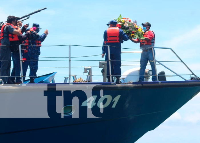 Navales recuerdan a sus miembros caídos con ofrendas florales en el mar