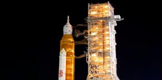 Cohete de la NASA listo en plataforma para su primera prueba de vuelo
