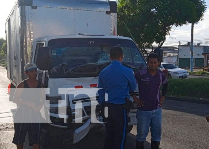 Comerciante entre la vida y la muerte tras colisionar contra un camión en Managua