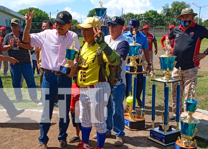 Premiación en clausura de campeonato de sóftbol de la Policía Nacional
