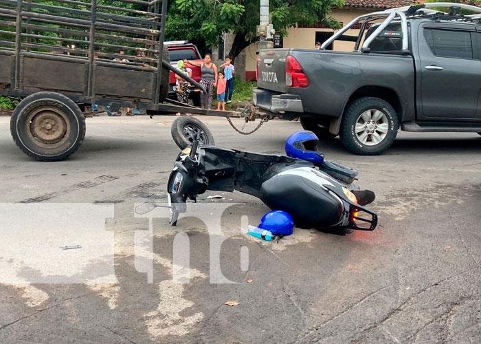 Motociclistas impactan contra una rastra y resultan lesionados en Juigalpa