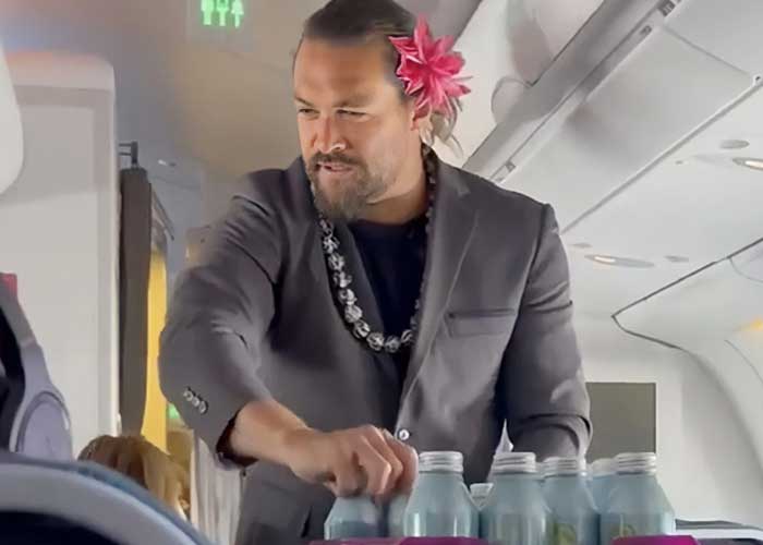 Jason Momoa sorprende a fans haciéndose pasar por azafata