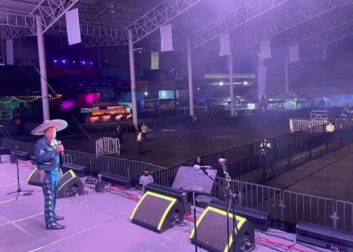 Viral: Abuelito promueve su primer concierto y nadie asiste
