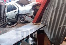 Furgón y carro se estrellan contra un taller en Estelí