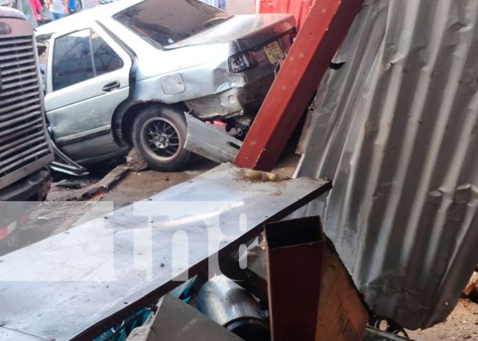 Furgón y carro se estrellan contra un taller en Estelí