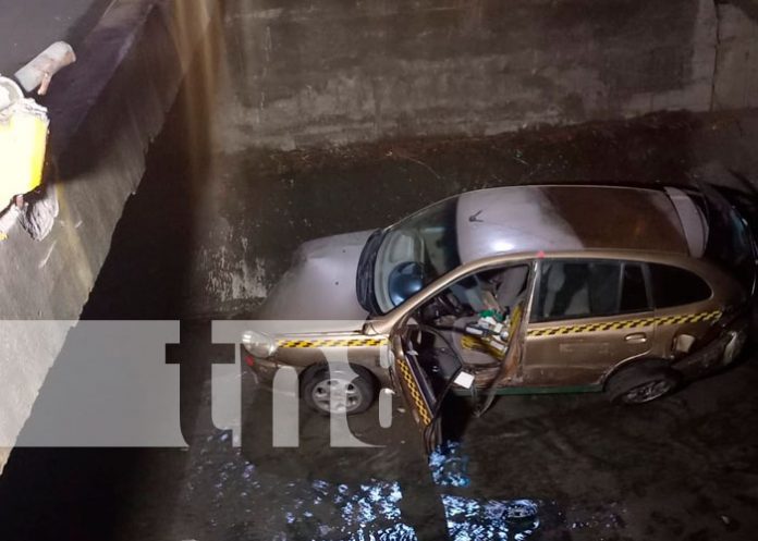 Taxista ebrio se precipita con todo y vehículo a un cauce en Managua