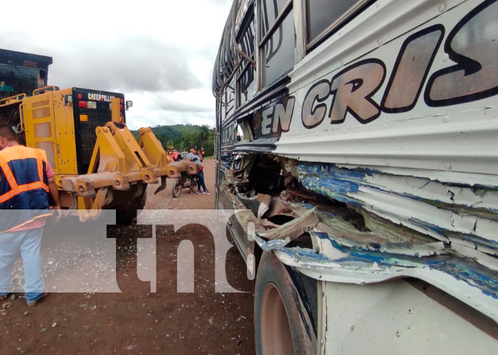 Fuerte impacto entre bus y maquinaria pesada deja dos lesionados en Siuna