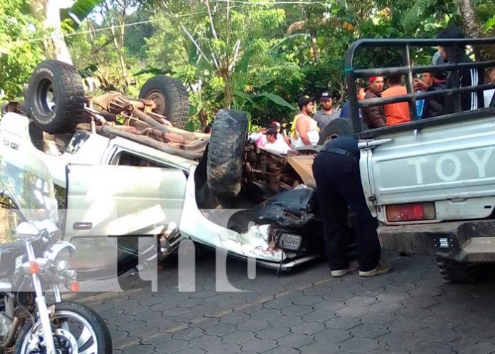 Camioneta termina volcada con 12 pasajeros a bordo en La Dalia, Matagalpa