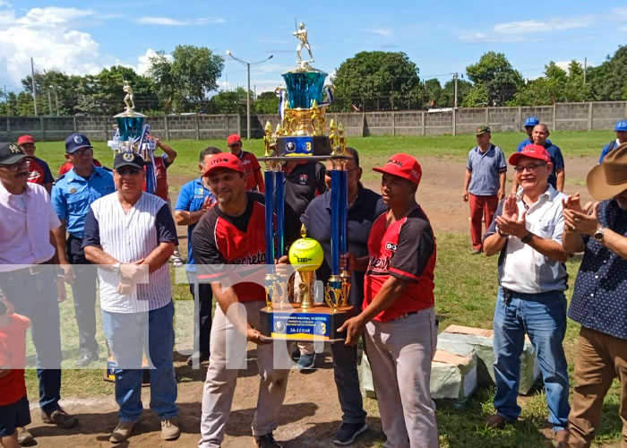 Premiación en clausura de campeonato de sóftbol de la Policía Nacional