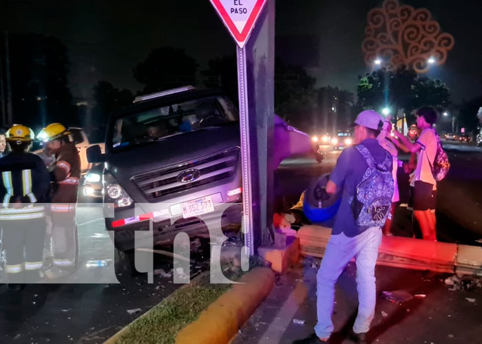 Managua: Se estrella contra semáforo, bota un poste a su paso y vive para contarlo