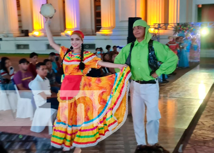 Pasarela de trajes de fantasía folclórica en Managua